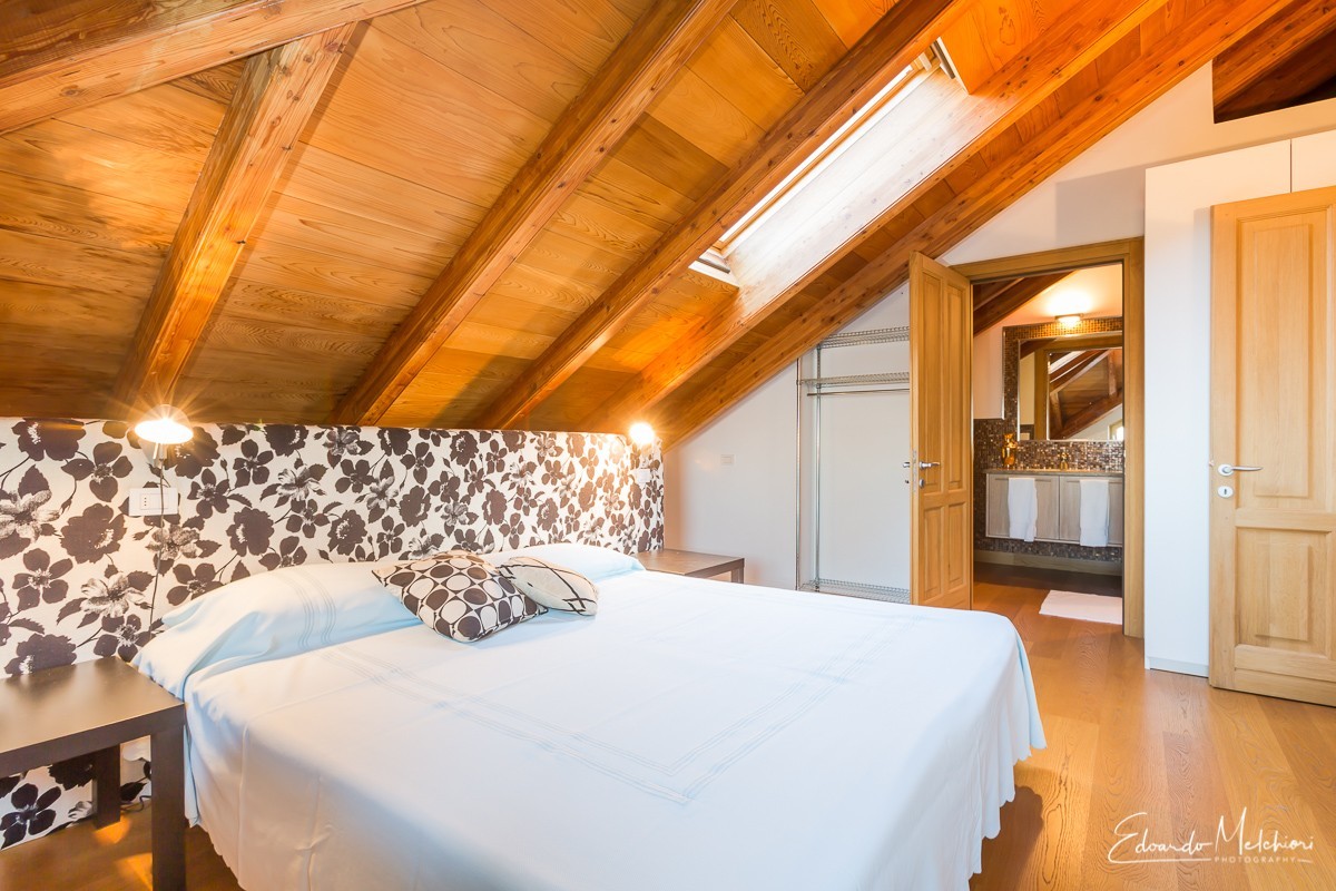 Foto di interni di un appartamento classico con soffitto in legno